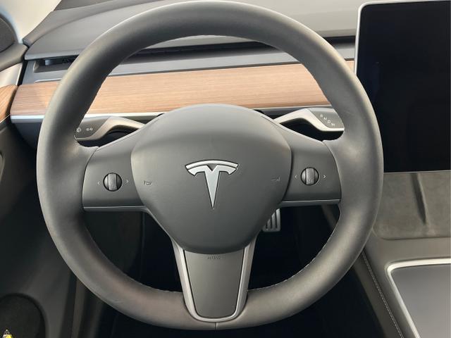 Tesla / Model Y / Schwarz / / / 393kW / 534PS