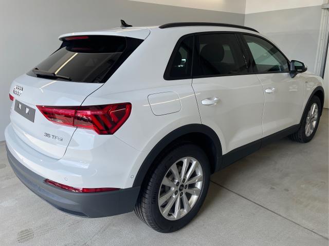 Audi / Q3 / Weiß / / / 35 TFSI AHK+LED+Kamera+GVL+Navi