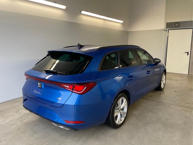 Seat / Leon Sportstourer ST / Blau / / / 150PS DSG Matrix+AHK+Navi