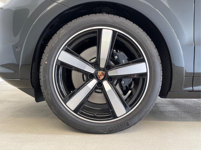 Porsche / Cayenne / Schwarz / / / Hinterachslenkung+Nachtsicht+Sitzbel&uuml;ftung