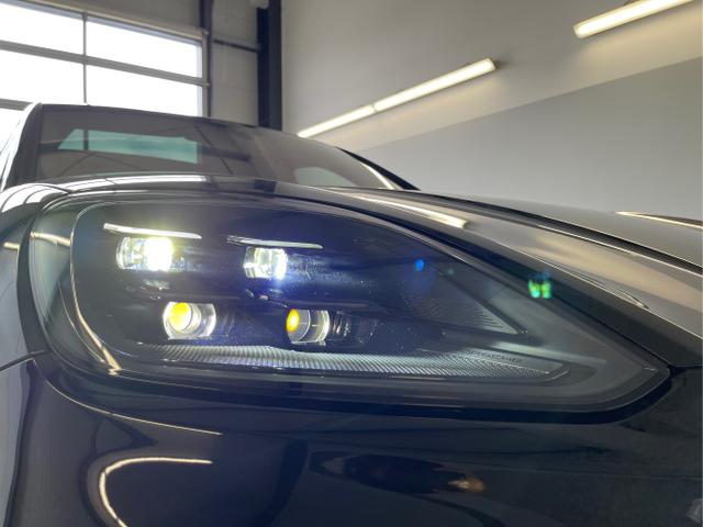 Porsche / Cayenne / Schwarz / / / Hinterachslenkung+Nachtsicht+Sitzbel&uuml;ftung