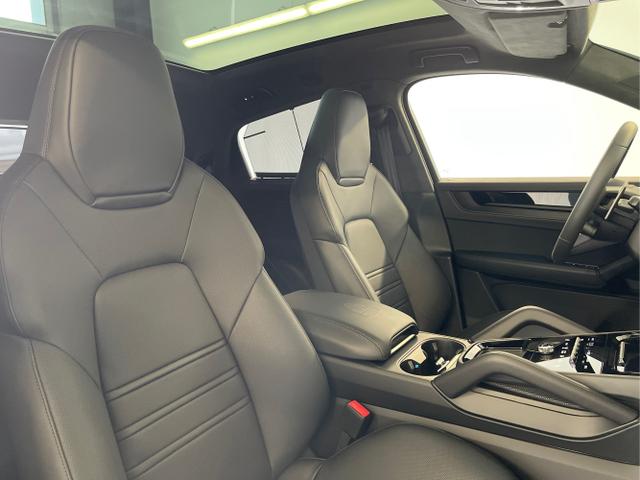 Porsche / Cayenne / Schwarz / / / Hinterachslenkung+Nachtsicht+Sitzbel&uuml;ftung