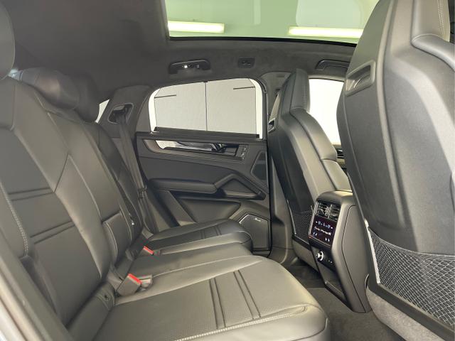 Porsche / Cayenne / Schwarz / / / Hinterachslenkung+Nachtsicht+Sitzbel&uuml;ftung