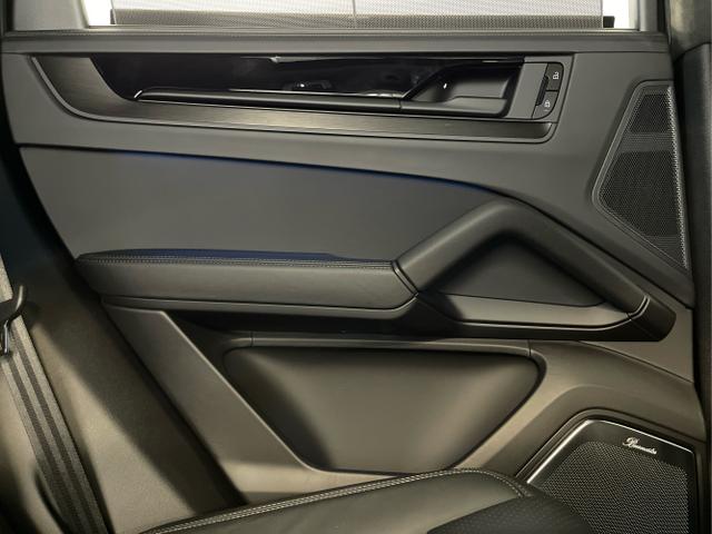 Porsche / Cayenne / Schwarz / / / Hinterachslenkung+Nachtsicht+Sitzbel&uuml;ftung