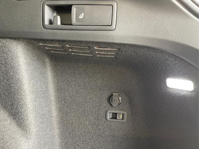 Volkswagen / Golf Variant / Schwarz / / / 150PS AHK+Navi