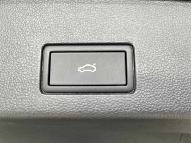 Volkswagen / Golf Variant / Schwarz / / / 150PS AHK+Navi