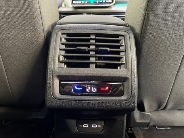 Volkswagen / Golf Variant / Schwarz / / / 150PS DSG AHK+Kessy+Navi