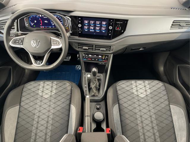 Volkswagen / Taigo / Silber / / / 115PS DSG Kessy+AHK+Navi