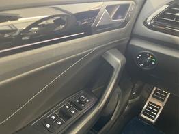 Volkswagen T-Roc R-Line 150PS DSG Black+AHK+Matrix+Navi 