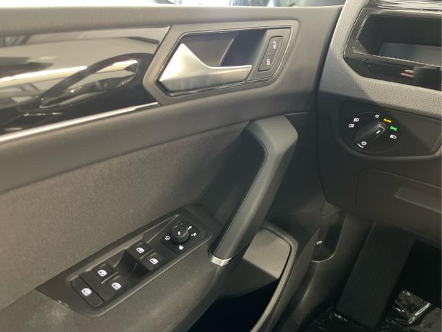Volkswagen / Touran / Blau / / / 150PS IQ.Light+7 Sitze+Kessy