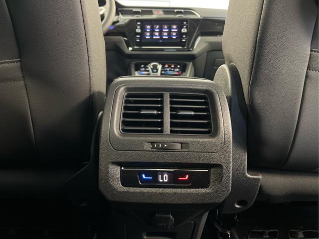 Volkswagen / Touran / Blau / / / 150PS IQ.Light+7 Sitze+Kessy