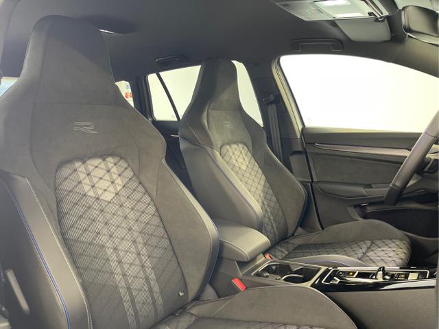 Volkswagen / Golf Variant / Schwarz / / / 150PS DSG+Black Style+AHK