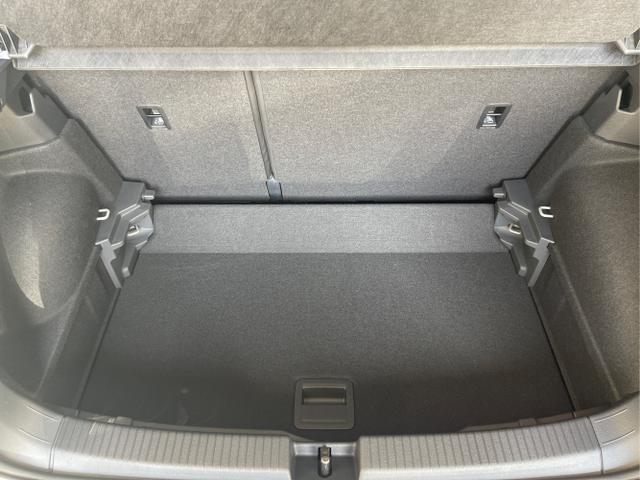 Volkswagen / T-Cross / Silber / / / 115PS DSG IQ.Light+Navi+AHK