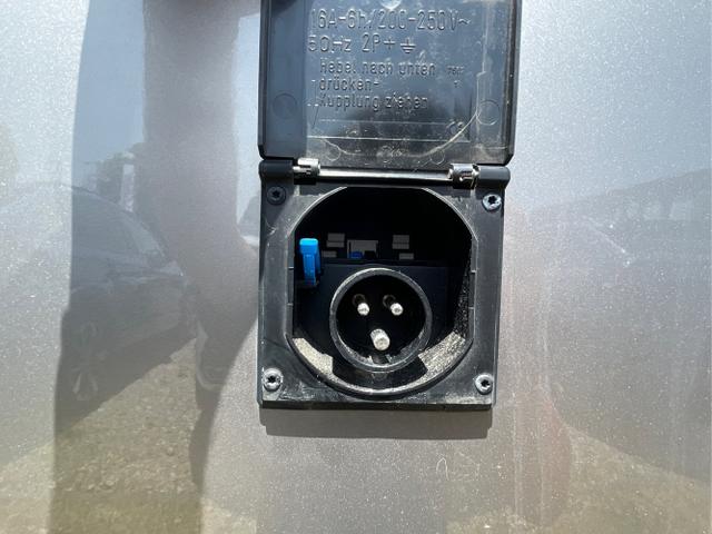 Volkswagen / Grand California / Weiß / / / Solar + Markise + Satelliten + Alarm