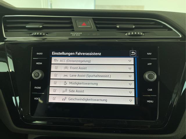 Volkswagen / Touran / Schwarz / / / 7Si+IQ.Light+AHK+Kessy+Cam