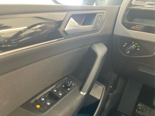 Volkswagen / Touran / Schwarz / / / 7Si+IQ.Light+AHK+Kessy+Cam
