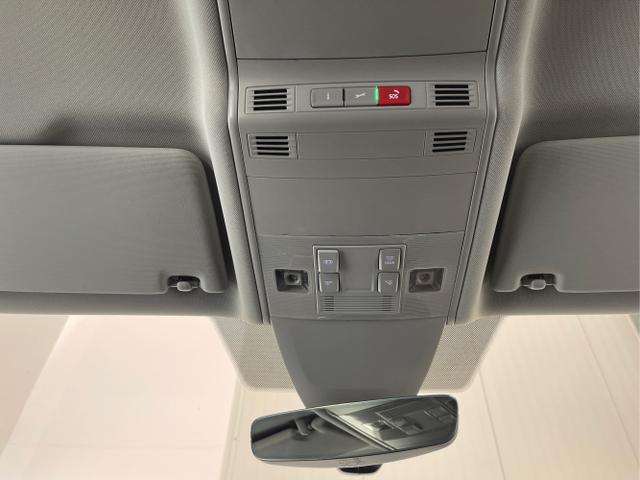 Volkswagen / Touran / Schwarz / / / 7Si+IQ.Light+AHK+Kessy+Cam