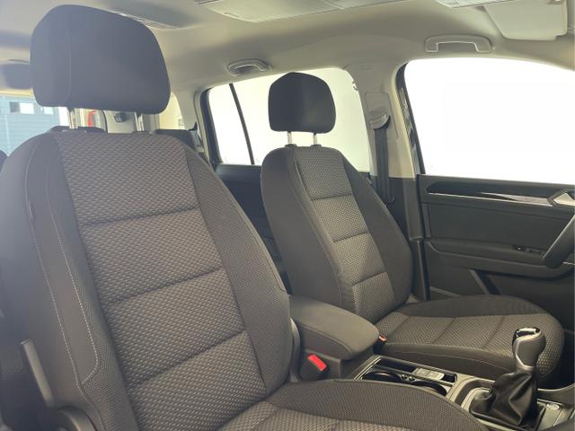 Volkswagen / Touran / Schwarz / / / 7Si+IQ.Light+AHK+Kessy+Cam