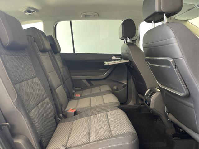 Volkswagen / Touran / Schwarz / / / 7Si+IQ.Light+AHK+Kessy+Cam