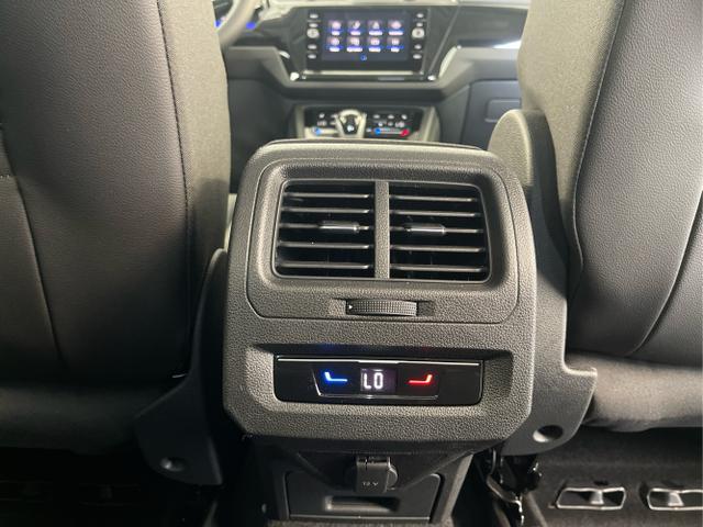 Volkswagen / Touran / Schwarz / / / 7Si+IQ.Light+AHK+Kessy+Cam
