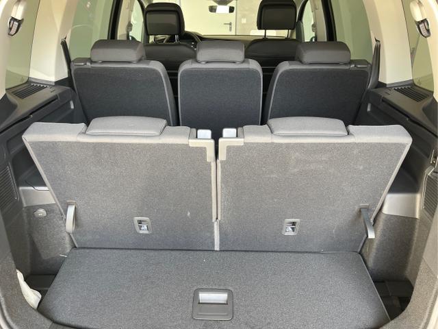 Volkswagen / Touran / Schwarz / / / 7Si+IQ.Light+AHK+Kessy+Cam