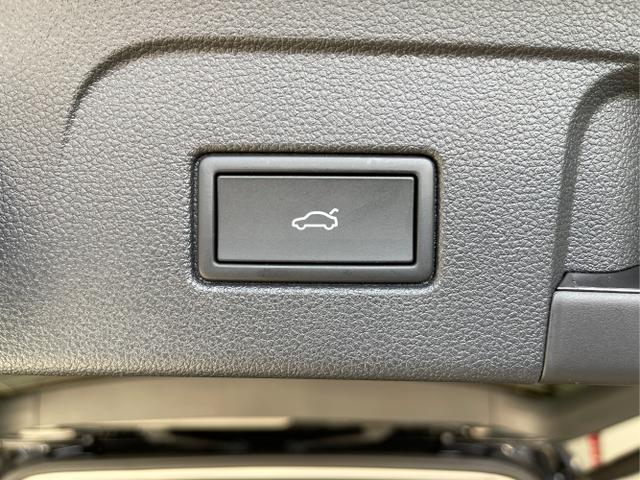 Volkswagen / Touran / Schwarz / / / 7Si+IQ.Light+AHK+Kessy+Cam