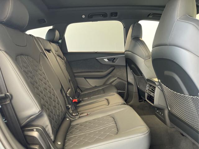 Audi / SQ7 / Schwarz / / / Nachtsicht+Fahrwerkspaket