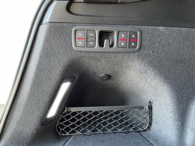 Audi / SQ7 / Schwarz / / / Nachtsicht+Fahrwerkspaket