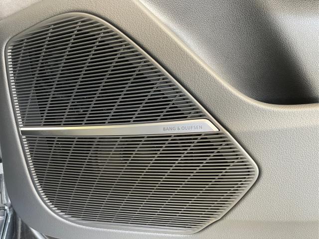 Audi / Q8 / Grau / / / S line STHZ+Pano+AHK+HUD