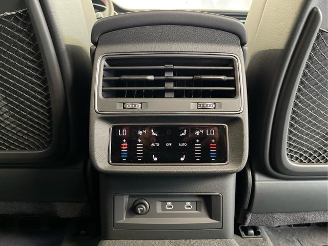 Audi / Q8 / Grau / / / S line STHZ+Pano+AHK+HUD