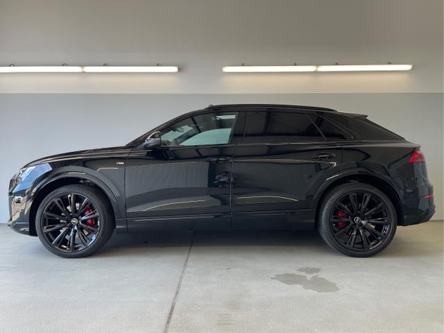 Audi / Q8 / Schwarz / / / S line STHZ+Pano+AHK+HUD