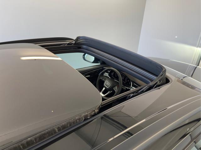 Audi / Q8 / Schwarz / / / S line STHZ+Pano+AHK+HUD