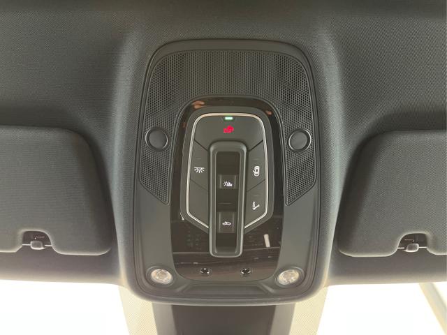 Audi / Q8 / Schwarz / / / S line STHZ+Pano+AHK+HUD