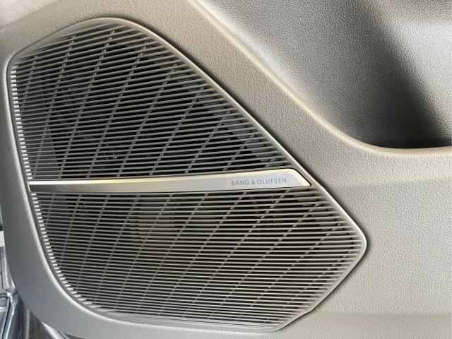 Audi / Q8 / Schwarz / / / S line STHZ+Pano+AHK+HUD