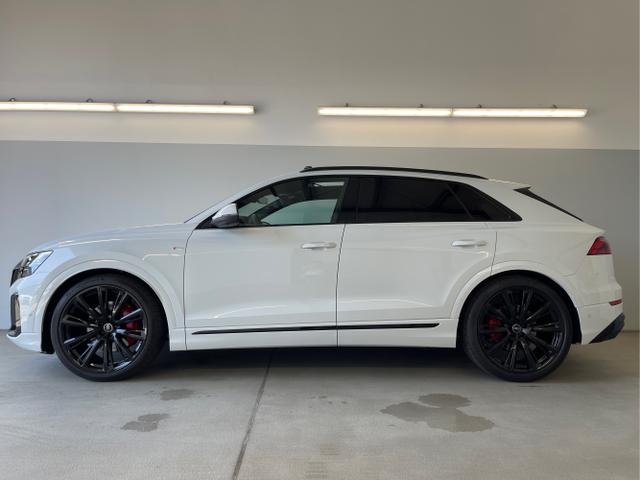 Audi / Q8 / Weiß / / / S line STHZ+Pano+AHK+HUD