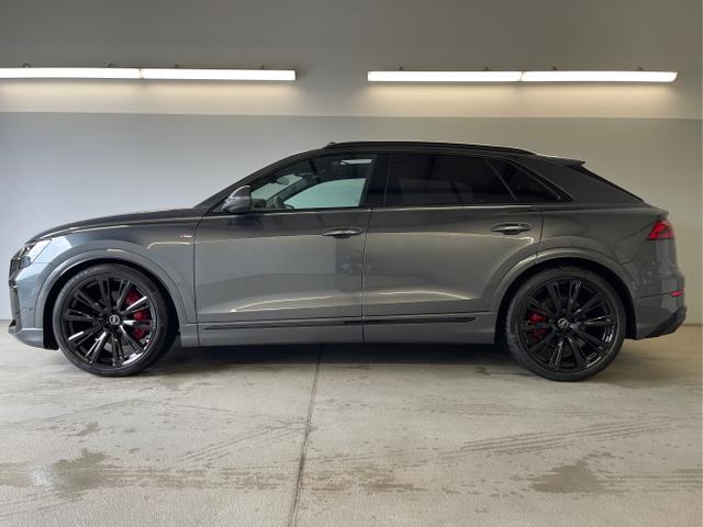Audi / Q8 / Grau / / / S line STHZ+Pano+AHK+HUD