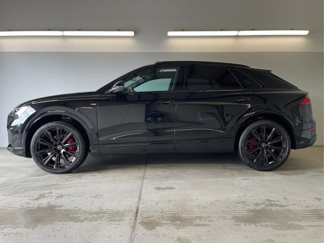 Audi / Q8 / Schwarz / / / S line STHZ+Pano+AHK+HUD