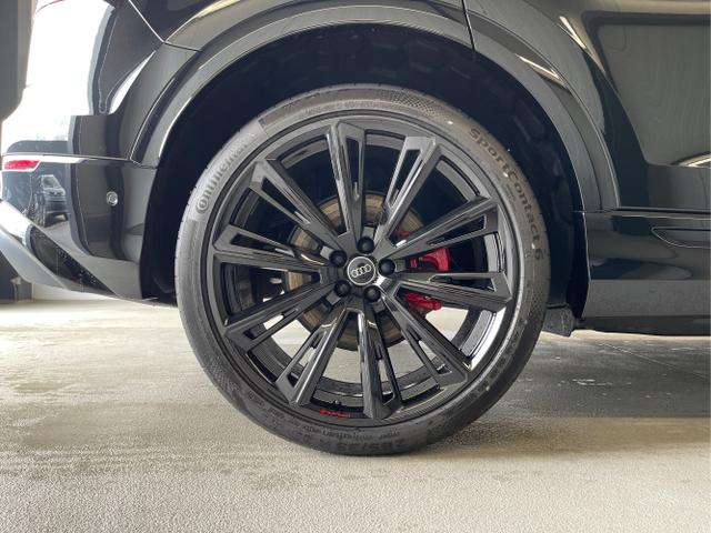 Audi / Q8 / Schwarz / / / S line STHZ+Pano+AHK+HUD