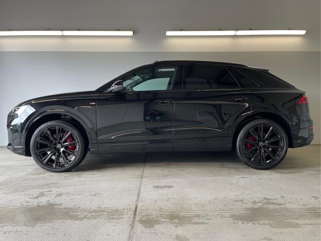 Audi / Q8 / Schwarz / / / S line STHZ+Pano+AHK+HUD