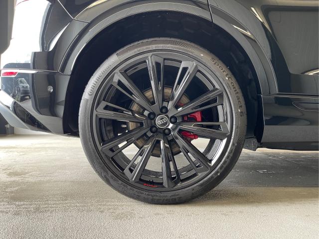 Audi / Q8 / Schwarz / / / S line STHZ+Pano+AHK+HUD