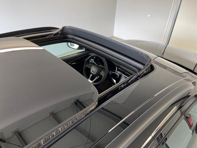 Audi / Q8 / Schwarz / / / S line STHZ+Pano+AHK+HUD