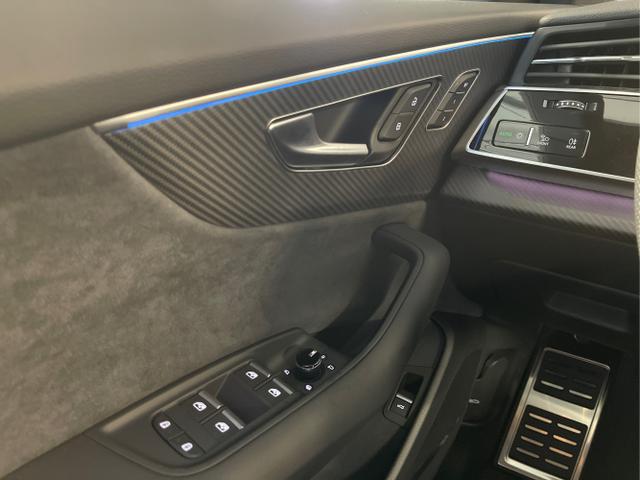 Audi / Q8 / Schwarz / / / S line STHZ+Pano+AHK+HUD
