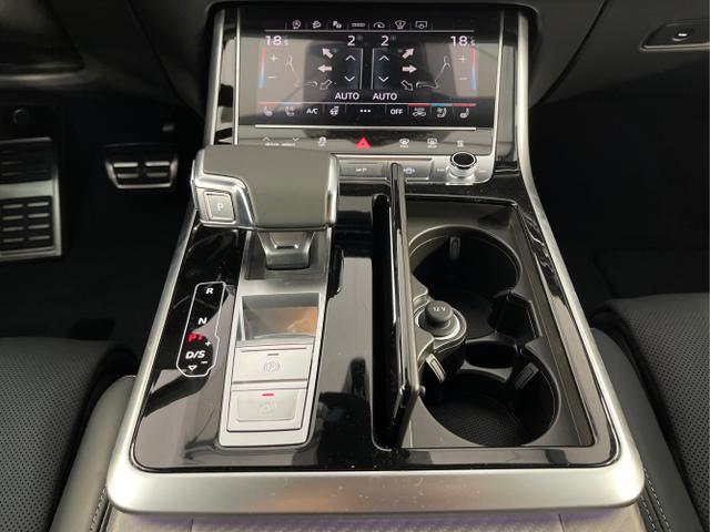 Audi / Q8 / Schwarz / / / S line STHZ+Pano+AHK+HUD