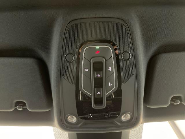 Audi / Q8 / Schwarz / / / S line STHZ+Pano+AHK+HUD