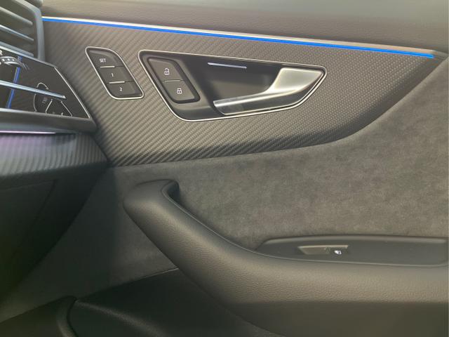 Audi / Q8 / Schwarz / / / S line STHZ+Pano+AHK+HUD