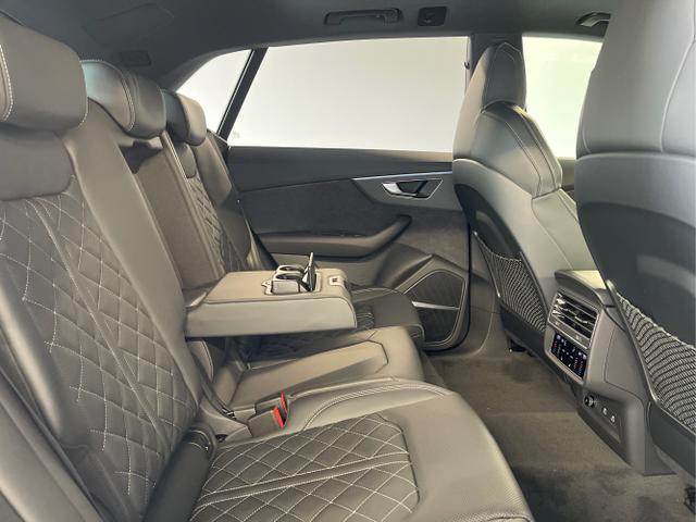 Audi / Q8 / Schwarz / / / S line STHZ+Pano+AHK+HUD