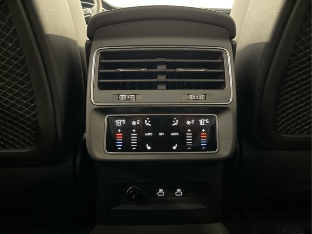 Audi / Q8 / Schwarz / / / S line STHZ+Pano+AHK+HUD