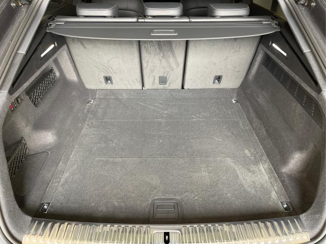 Audi / Q8 / Schwarz / / / S line STHZ+Pano+AHK+HUD