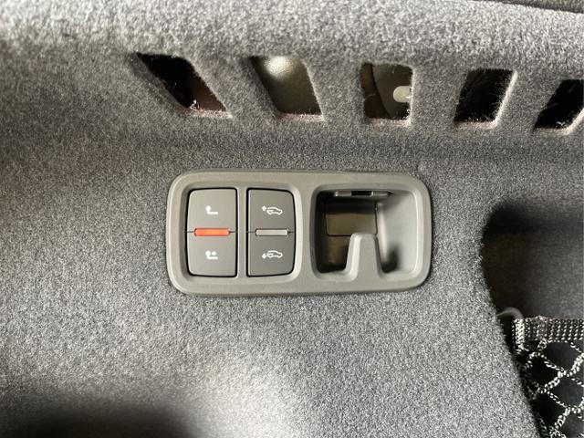 Audi / Q8 / Schwarz / / / S line STHZ+Pano+AHK+HUD