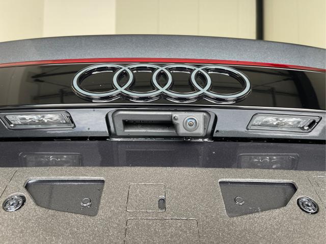 Audi / Q8 / Schwarz / / / S line STHZ+Pano+AHK+HUD